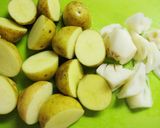 A picture of step 1 of Stir-fried and Simmered New Potato and Lotus Root with Sesame Seeds.