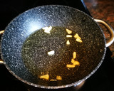 Foto del paso 3 de la receta: Huevos fritos con acelga salteada y quesitos