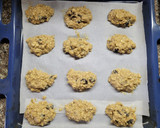 Foto del paso 3 de la receta: Bizcochitos de avena con mucha banana y pasas de uva