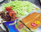 芹菜木耳炒煙燻墨魚片的食譜步驟1照片