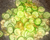 Foto langkah ke 3 dari resep Tumis Timun Telur.