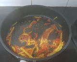 Hình bước làm 3 của món Khô gà lá chanh