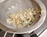 Une image de l'étape 3 de Cassolette de coques et praires au curry.