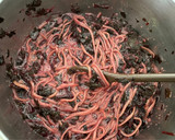Foto del paso 2 de la receta: Budín de hojas de betarraga con tallarines rojos