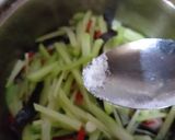 Foto langkah ke 4 dari resep Oseng Labu Siam dan Jamur Kuping.