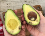 Foto del paso 2 de la receta: Huevo poché sobre tostada de aguacate 🥑