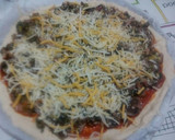 Foto del paso 2 de la receta: Pizza con cerveza, carne picada de venado, espinacas, champiñones y beicon 
