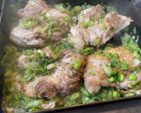 Foto del paso 2 de la receta: Muslitos de pollo deshuesado con salsa de puerros