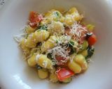 Foto del passaggio 4 della ricetta Gnocchetti tricolore con rucola, gamberi rosa,pomodorini e ricotta salata