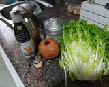 Foto del paso 1 de la receta: Escarola con granada y frutas