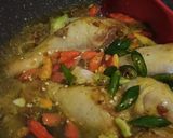 Foto langkah ke 5 dari resep Garang Asem Ayam Daun Kedondong.