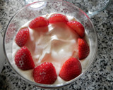 Foto del paso 3 de la receta: Copa de fresas con nata