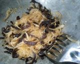 Foto langkah ke 3 dari resep 53. So'un goreng jamur kuping.
