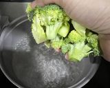 Foto langkah ke 2 dari resep Sauteed Garlic Broccoli ala Mama Asi / yLoVeA.