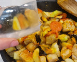 Foto del paso 5 de la receta: Salteado de pollo con calabacín, berenjena y zanahorias al curry