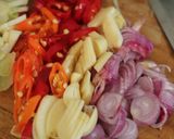 Foto langkah ke 2 dari resep Tumis pepaya pedas manis.