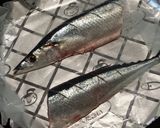 A picture of step 4 of Cooked in a Frying Pan! Plump Salt-Grilled Pacific Saury (Sanma).