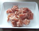 A picture of step 1 of Chikuzen-ni (Stewed Chicken with Root Vegetables).