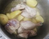 A picture of step 2 of Alo chicken gravy.