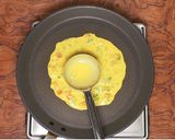 A picture of step 3 of Besan ka chilla.