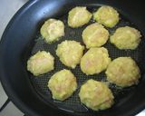 A picture of step 5 of Crispy-Fried Hanpen Fishcake with Cheese.