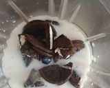 A picture of step 2 of Oreo milkshake.