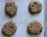 Foto del paso 3 de la receta: Galletas de naranja, avena y pasas🧉