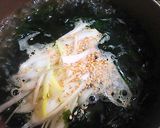 A picture of step 4 of Yakiniku Restaurant-Style Easy Wakame Seaweed Soup.