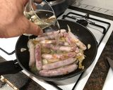 Foto del paso 3 de la receta Salchichas encebolladas y vino blanco