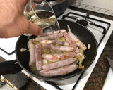 Foto del paso 3 de la receta: Salchichas encebolladas y vino blanco