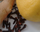 Foto del paso 1 de la receta: Bebida isotónica con Agua de Mar, jengibre, clavo de olor y azúcar de coco