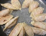 รูปขั้นตอนการทำที่ 9 ของ เกี๊ยวซ่า 🥟🥟