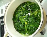 A picture of step 3 of My Daughter's Favorite Clear Soup with Lots of Spinach.