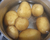 Foto del paso 1 de la receta: Patatas enmascaradas con butifarra gratinadas al allioli