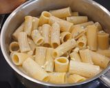 Foto del paso 4 de la receta Menú Completo: Pasta al Queso Azul en Microondas, Secreto Ibérico al Limón y Peras plancha en miel