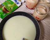 Foto langkah ke 6 dari resep Puding Strawberry Matcha Latte.