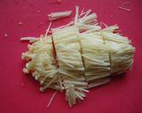 A picture of step 1 of Simmered Beef and Enoki Mushrooms.