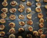 A picture of step 6 of Tiny Cinnamon Rolls شیرینی رول دارچینی.