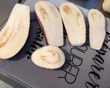 Une image de l'étape 1 de Aubergines graffiti marinées grillées curry nigelle.