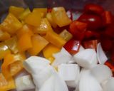 Hình bước làm 1 của món Viên hải sản chiên kèm ớt chuông xào hành tây