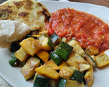 Foto del paso 10 de la receta: Almuerzo de calabacín🥒🫓🧀 salteado con salsa de tomate y pimiento rojo🍅🌶️🧅