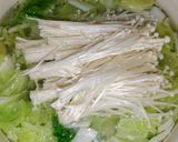 Foto langkah ke 3 dari resep Sup sawi tahu jamur.