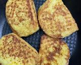 Hình bước làm 2 của món Bánh mì rán bơ trứng (french toast)