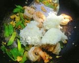 รูปขั้นตอนการทำที่ 3 ของ ข้าวผัดพริกกุ้งสด