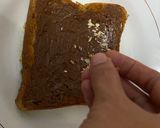 Foto langkah ke 3 dari resep Toast Choco Crunchy Mede With Banana Kiwi.