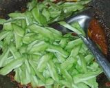 Foto langkah ke 2 dari resep Tumis pare pedas telur.