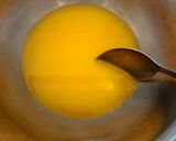 Foto langkah ke 3 dari resep Bolu pisang panggang 2 telur.