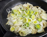 Foto del paso 2 de la receta: Lomo al horno a la mostaza y miel con cebolla y su salsa