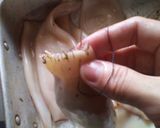 Foto del paso 3 de la receta: Calamares rellenos en salsa de camarones y aceitunas