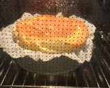 Foto del paso 8 de la receta: Tarta de queso quemada, con crumble de galletas, miel y chía